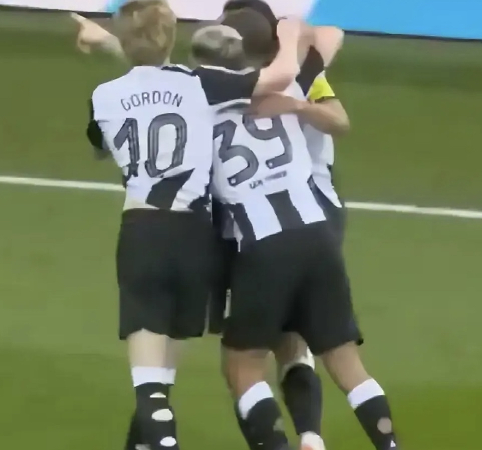 包含勒沃库森碾压巴萨,卡塞米罗送出助攻的词条 包含勒沃库森碾压巴萨,卡塞米罗送出助攻的词条