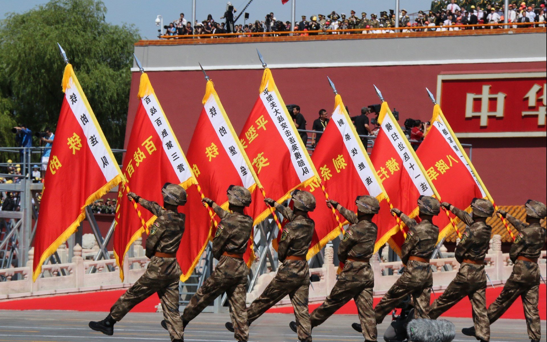 活塞强压步行者,贝恩F1揭幕战接管比赛,体育世界中的双线传奇